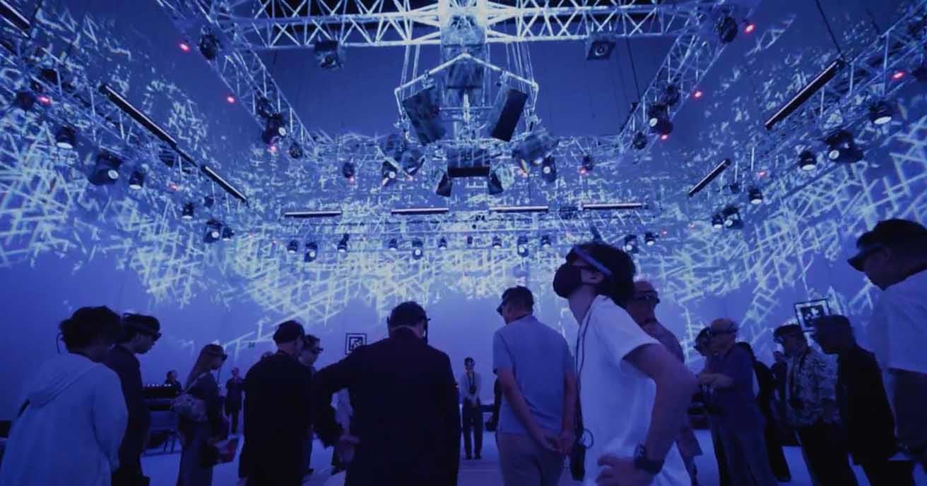 《KAGAMI》には、60分の体験ができるRED TICKET(来場者限定特典付き)と、30分の体験ができるBLUE TICKETの2種があり、いずれも日時指定券。