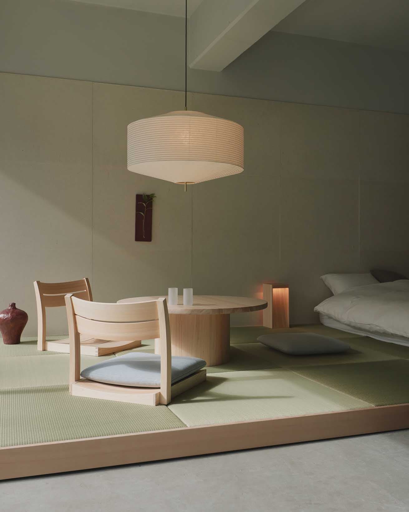 畳の間には熊野亘がデザインしたヒノキの座卓と座椅子とのプロトタイプ。頭上には〈NEW LIGHT POTTERY〉の和紙のペンダント照明がコーディネートされている。