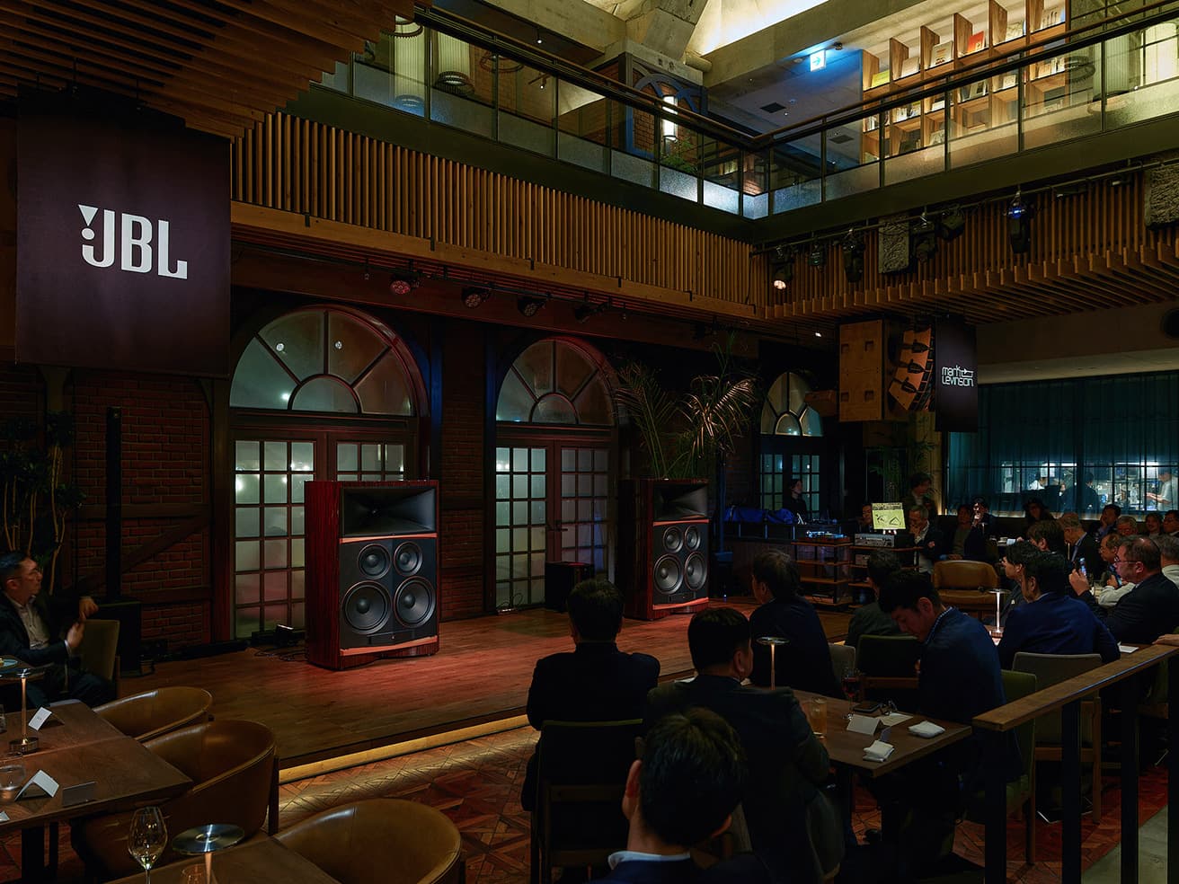 〈BLUE NOTE PLACE〉の広大なスペースにおいても存在感を示す《Summit EVEREST》。