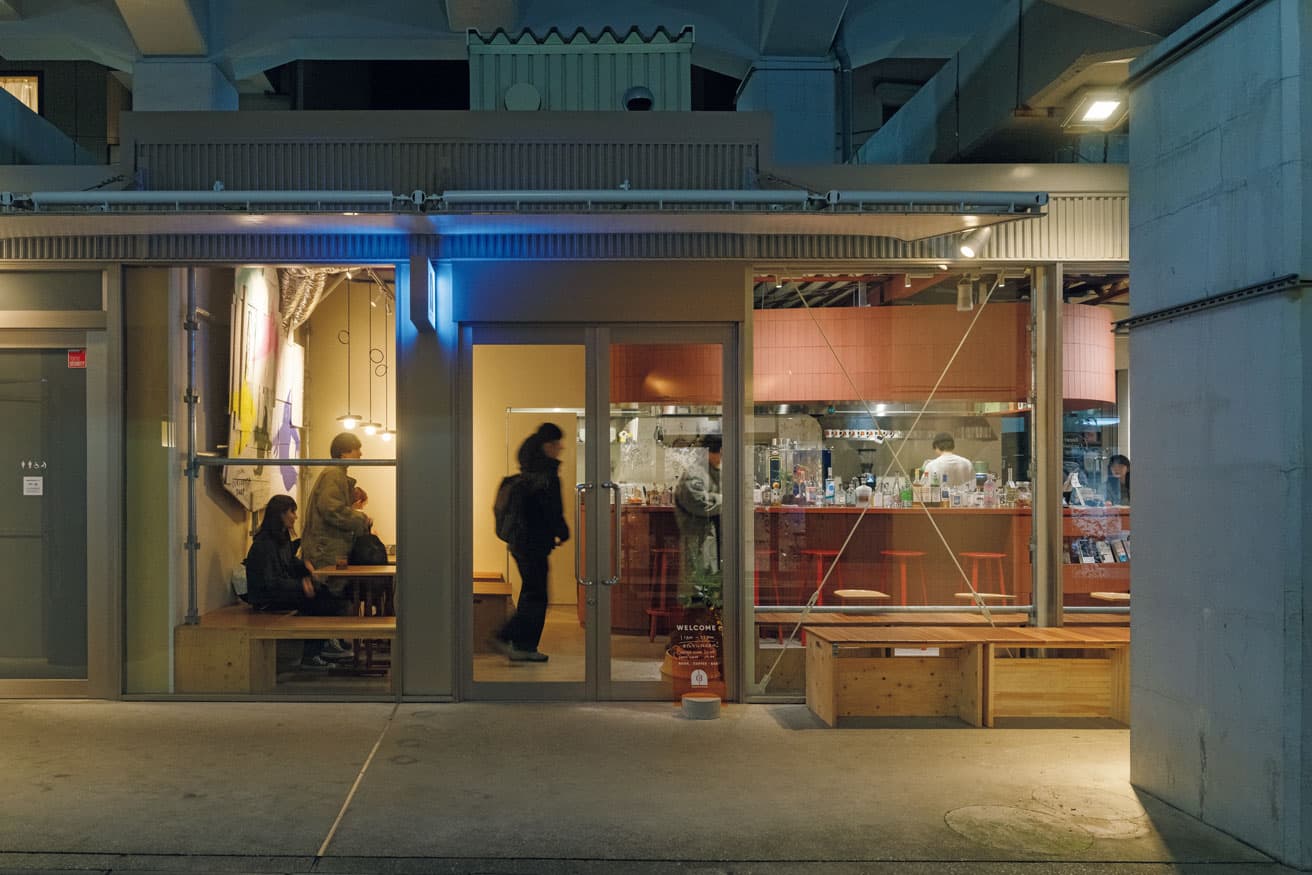 全面ガラス張りの開放的な店内。施設外構の建築デザイン監修は〈オンデザイン〉。
