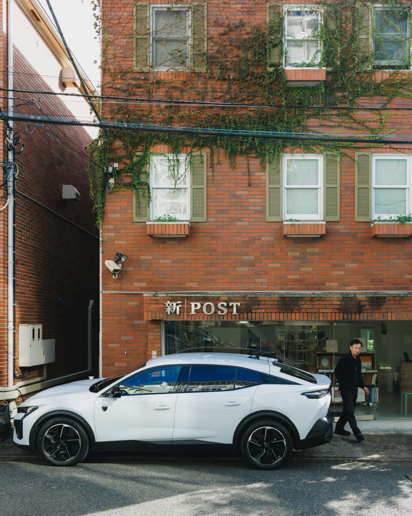 PEUGEOT×Casa BRUTUS〈POST〉中島佑介と《プジョー408》で巡る、アートを日常に感じるシティドライブ。